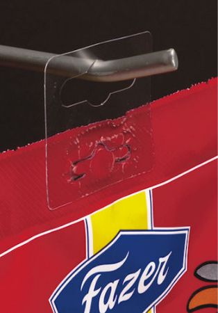 Transparante plakhaak met eurosleuf bevestigd aan verpakking op winkelhaak