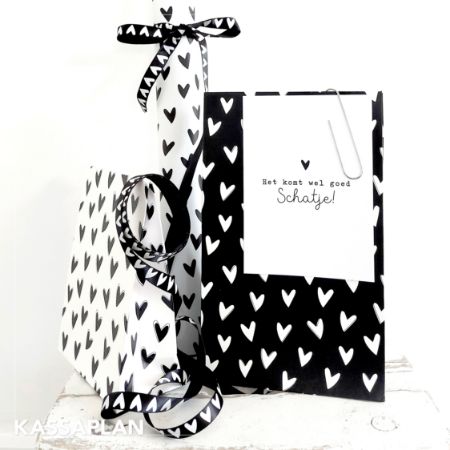 Sfeerbeeld - Kraft papieren zakken wit/zwart hartjes 