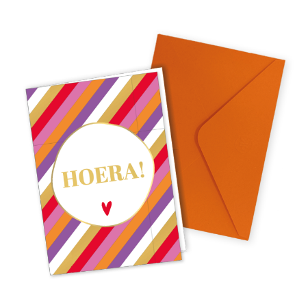 Gekleurde gestreepte wenskaart met 'Hoera' - Gevouwen verjaardagskaart met oranje envelop