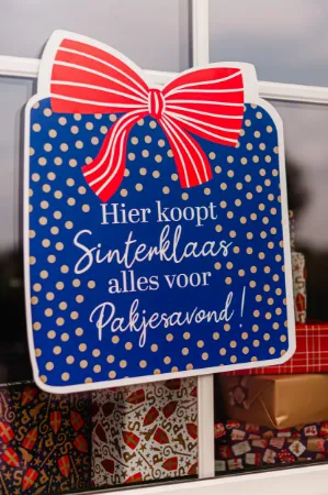 Raamsticker in de vorm van een cadeautje met pakkende tekst voor Sinterklaasverkoop.