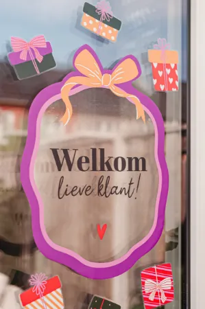 Sfeerbeeld raamsticker welkom lieve klant op winkelraam