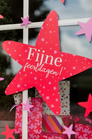 Decoratieve raamstickers rode en roze sterren voor feestelijke sfeer.