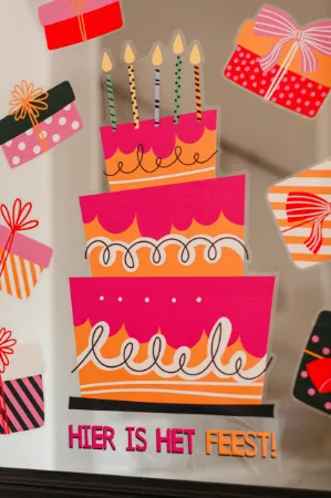 Verschillende gekleurde cadeautjes als raamsticker voor feestelijke gelegenheden.