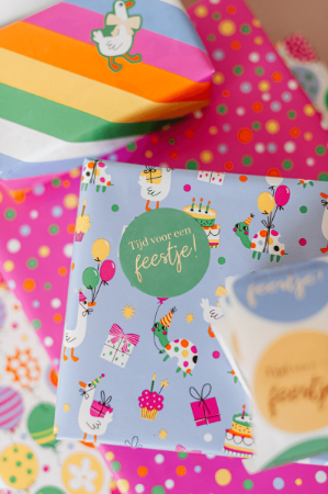 Verjaardag sticker ‘Tijd voor een feestje’ – 5 varianten – D50mm