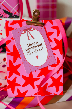Roze Gift bag met rode sterren – vrolijk en speels cadeauzakje