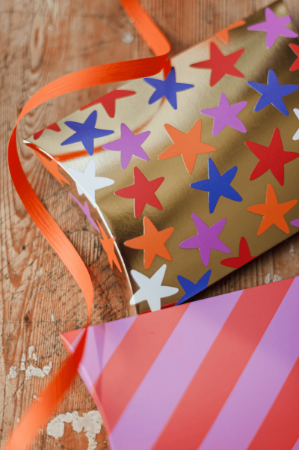 Goud Gondeldoosje met sterren in felle kleuren – opvallende feestverpakking