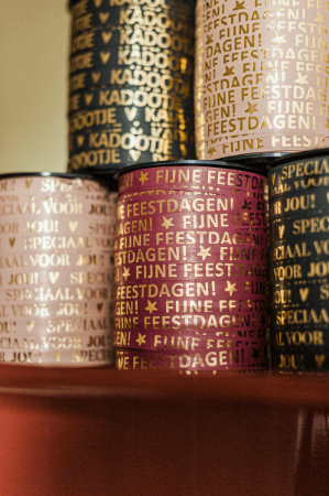 Bordeauxrood cadeaulint met gouden tekst 'Fijne feestdagen' - 10 mm x 150 meter