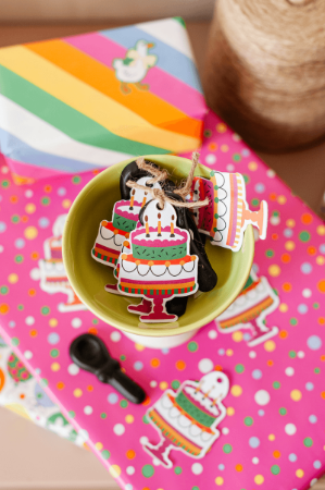 Dubbelzijdig cadeaulabel van een taart – verjaardag – 47 × 72 mm