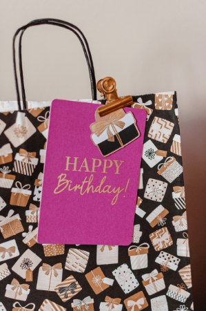 Zwarte papieren tasje met cadeautjesprint 22x31cm - Bedrukte tas