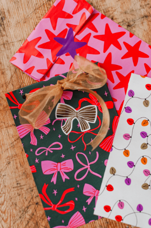 Zwart cadeauzakje met feestelijke roze strikken - 12x19cm