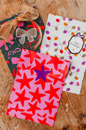 Roze cadeauzakje met grote rode sterren - 12x19cm