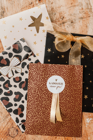 Zwart cadeauzakje met kleine gouden sterretjes - 12x19cm