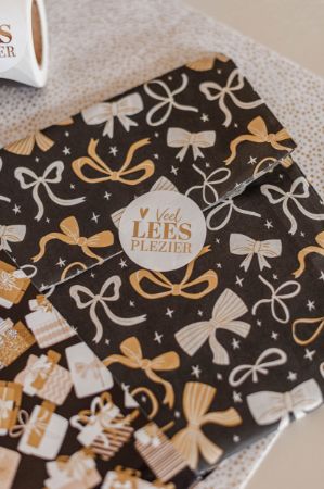 Zwart vloeipapier met gouden strikken – cadeau inpakken