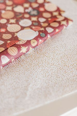 Luxe vloeipapier wit met gouden dots – chique inpakpapier