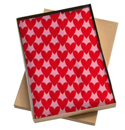 Roze vloeipapier met grote rode hartjes