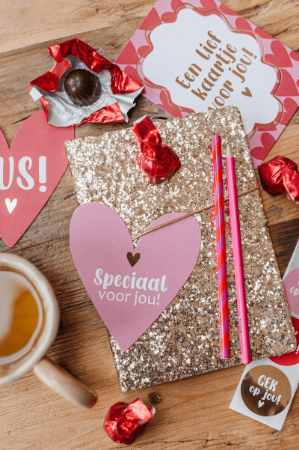 Roze hart wenskaart speciaal voor jou met goudfolie hartje