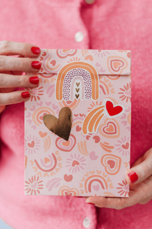 licht roze kraft papieren zak met romantische illustraties