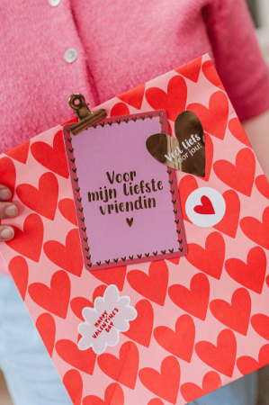 Roze kraft papieren zak met grote rode hartjes - Groot en klein formaat