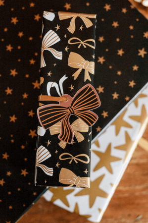 Afbeeldingen van KP® Cadeaulabel - Strik zwart/goud (dubbelzijdig) - 68x53mm