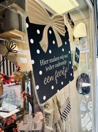 KP® Raamsticker div. maten - Kadootjes feest zwart/goud